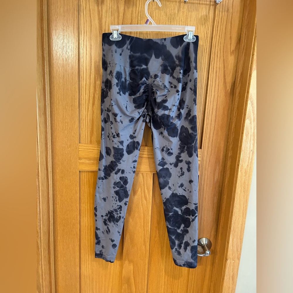 Tie Dye Butt Scrunch Gray Tummy Control Leggings XL‎